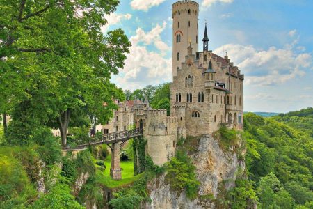 The Castle on the Cliff: Majestic, Magic, Manoir